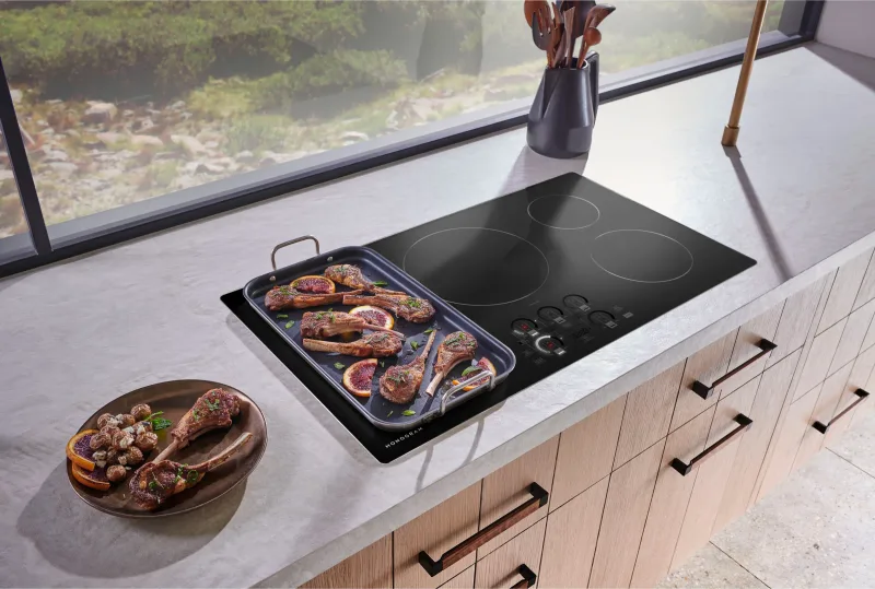 Piano cottura a induzione elettrico smart da 36" con 5 elementi in nero e SyncBurners